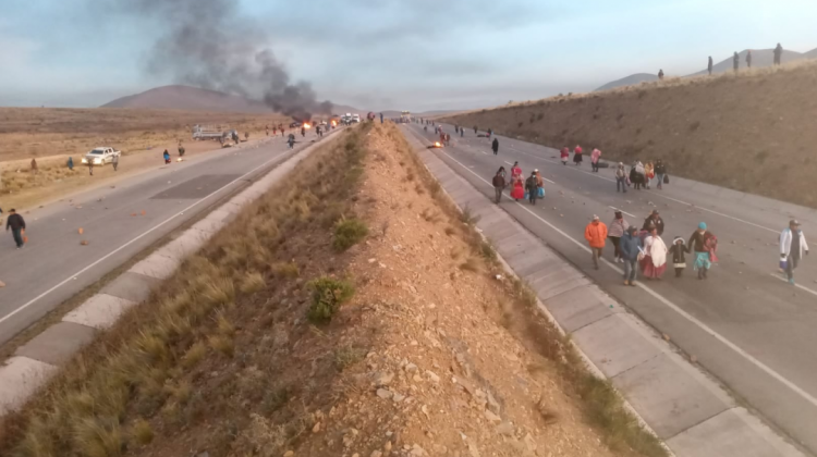 Pobladores de Lequepampa protagonizan un bloqueo en la doble vía Oruro - LaPaz Fotos: FIDES ORURO