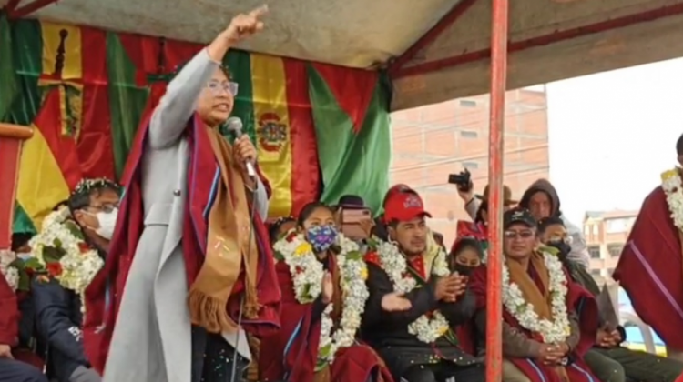 La alcaldesa de la ciudad de El Alto, Eva Copa, en la inauguración de la feria de Ramos. Foto: captura Renueva.