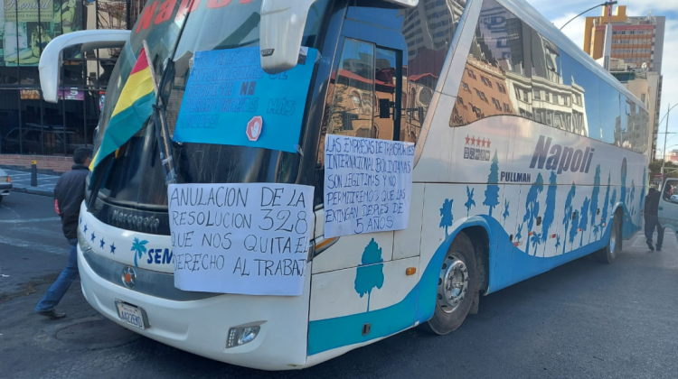 Bus del transporte internacional bloqueando el centro paceño. Foto: ANF