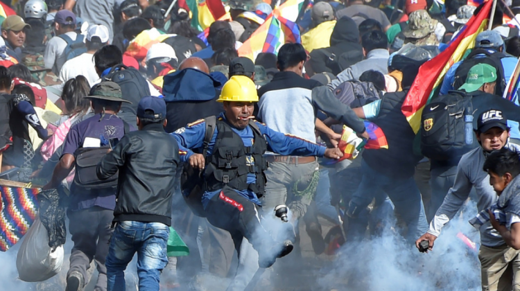 Manifestantes huyen de los gases lacrimógenos lanzados por la policía. Foto: Archivo/Internet