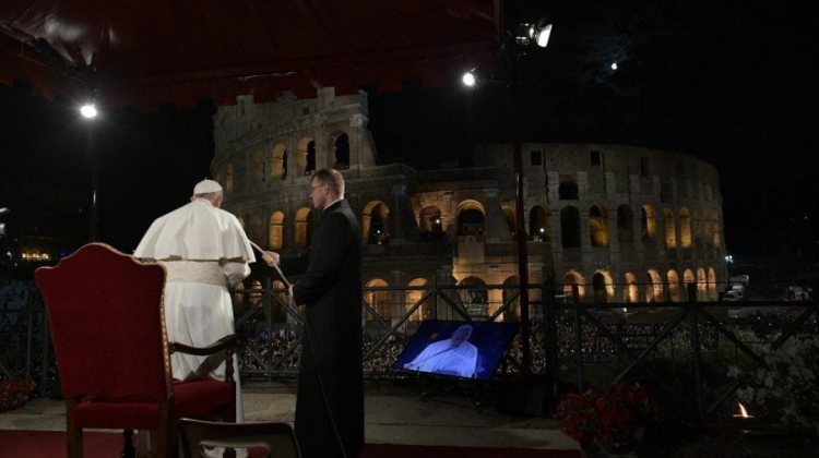 El Papa Francisco en coliseo de Roma. Foto: Vatican News