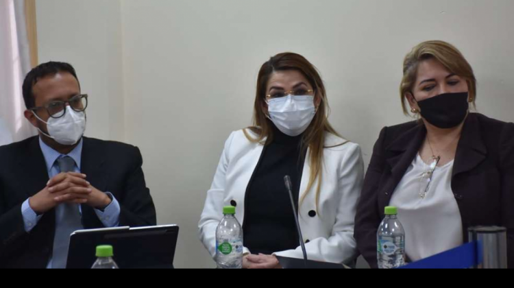 Janine Áñez junto a su abogados. Foto: Tomada de Unitel.