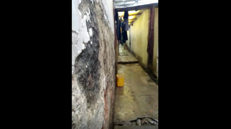 Pasillo de la sección de castigo Muralla, en la que permanecen internos en condiciones infrahumanas.