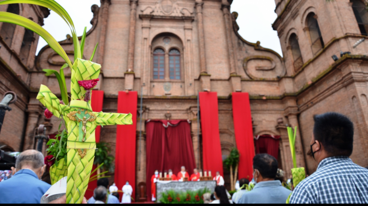 Celebración del domingo de Ramos desde las afueras de la Catedral Metropolitana Basílica Menor de San Lorenzo de Santa Cruz. Fotos: Comunicación Arzobispado Santa Cruz