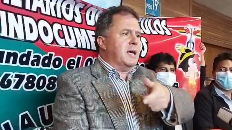 Diputado Miguel Roca, junto a los propietarios de autos indocumentados, en conferencia de prensa. Foto: ANF