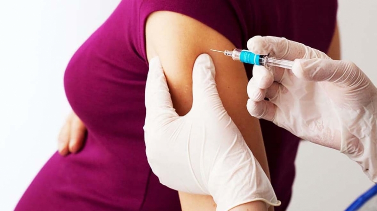 Vacuna para mujeres embarazadas. Foto: RRSS.