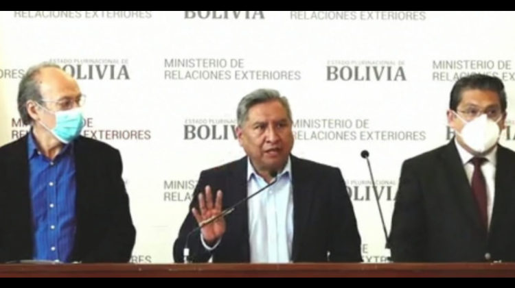 Agente de Bolivia en la CIJ, Roberto Calzadilla, junto al canciller Rogelio Mayta y el secretario ejecutivo de Diremar, Emerson Calderón, en conferencia de prensa. Foto: Captura.
