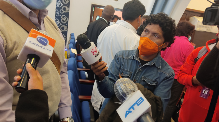 Periodistas bolivianos durante una cobertura. Foto: ANF