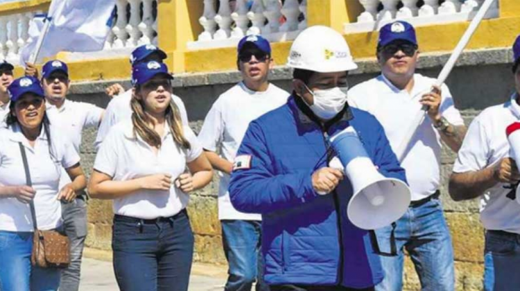 Ministro de Obras Públicas lidera los "guerreros azules", en Oruro. Foto: Facebook.