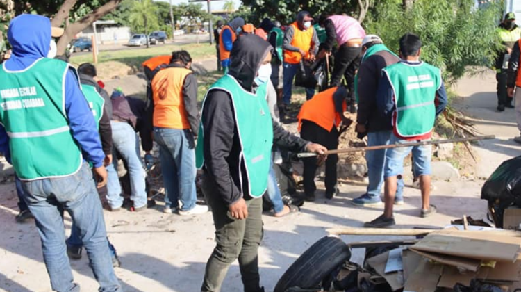 Infractores cumpliendo las labores comunitarias. Foto: Ministerio de Gobierno