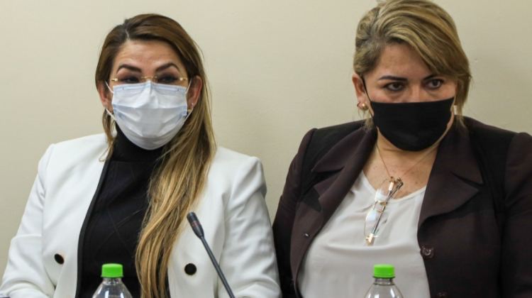 Jeanine Áñez junto a su abogada en el caso "Golpe II". Foto: ABI