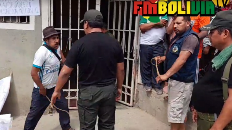Un comunario se alista para waskear al policía. Foto: Captura video FMBolivia