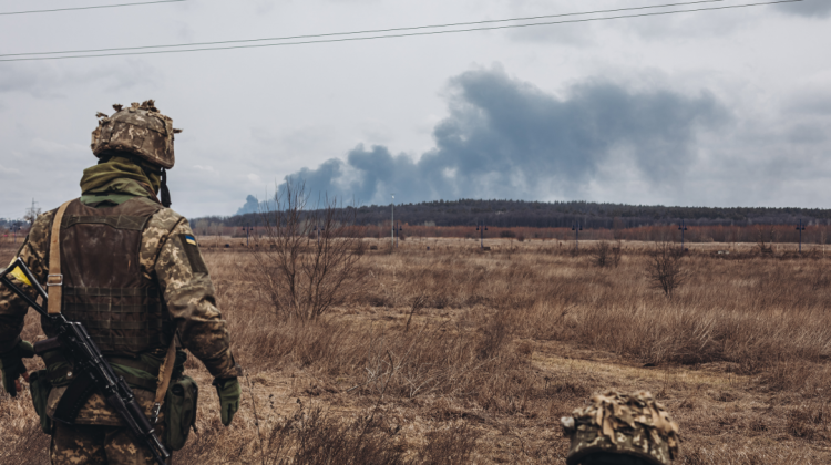 Un soldado del ejército ucraniano observa el humo de los bombardeos en Irpin (Ucrania). Foto: Europa Press