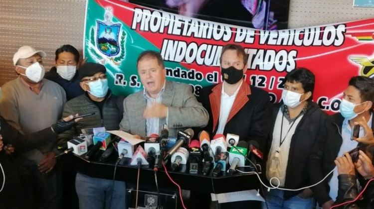 Diputado Miguel Roca (centro) junto a los propietarios de autos "chutos". Foto: Erbol.