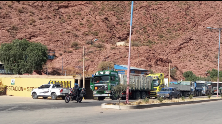 Filas de camioneros en busca de diésel en Tupiza. Foto: Interactiva PRESS