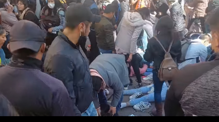 Universitarios a las afueras del coliseo de la Tomás Frías tratando de auxiliar a los heridos y desmayados. Captura de pantalla.