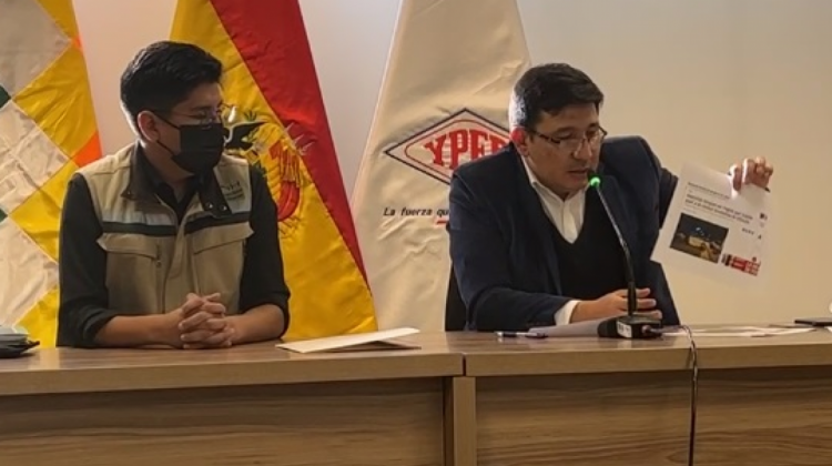 Ministro Molina en rueda de prensa acompañado del director ejecutivo de la ANH. Foto: Captura video