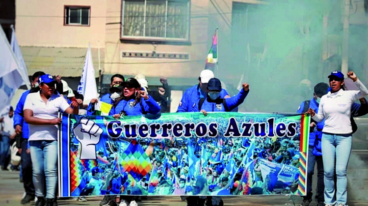 Los Guerreros Azules entraron a paso marcial en Oruro. Foto: Facebook Luis Arce.