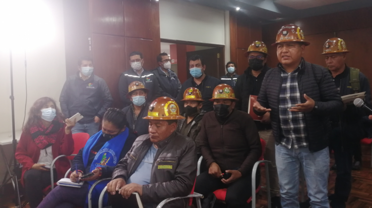 Varios mineros participaron de la presentación del informe defensorial. Foto: ANF