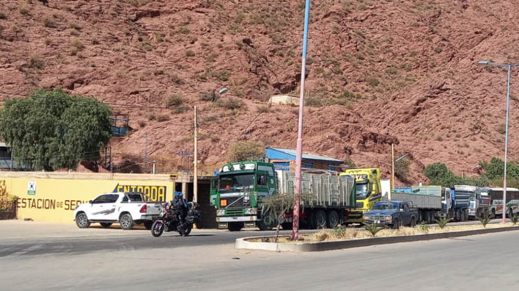 Filas de camioneros en busca de diésel en Tupiza. Foto: Interactiva PRESS