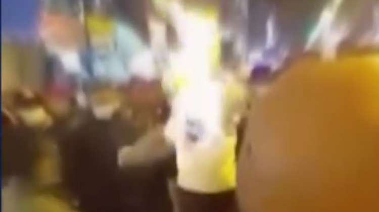 Captura de pantalla del video que refleja la quema del ladrón en El Alto.