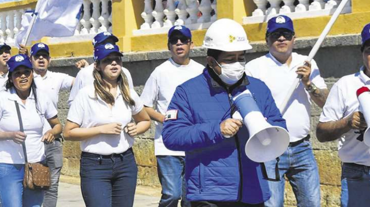 Edgar Montaño, ministro de Obras Públicas, encabezando el desfile de los "Guerreros azules" en Oruro. Foto: El Deber.