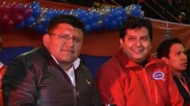 Álvaro Quelali (izq) con chamarra negra y Max Mendoza con chaqueta roja Foto: Facebook.