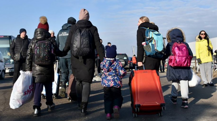 Familias transportando sus pertenencias por el paso fronterizo de Zosin, en Polonia, tras huir de Ucrania.   Foto: ACNUR