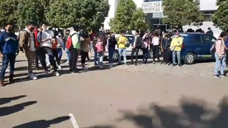 La movilización en el campus universitario de Tarija. Captura video Plus TLT