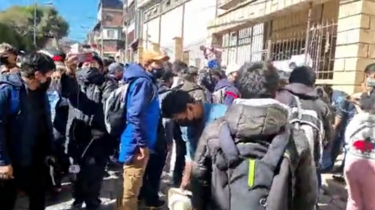 Estudiantes luego de escapar del coliseo universitario