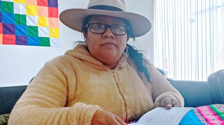 La viceministra de Justicia Indígena Originario Campesina, Silvia Alarcón Heredia, en su despacho. Foto: ANF