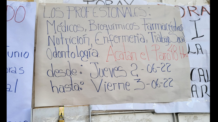 En los centros hospitalarios se colocaron carteles. Foto: Fernando Romero