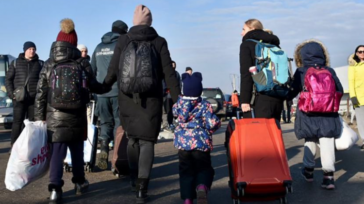 Niños abandonan Ucrania junto a sus padres.   Foto: ACNUR