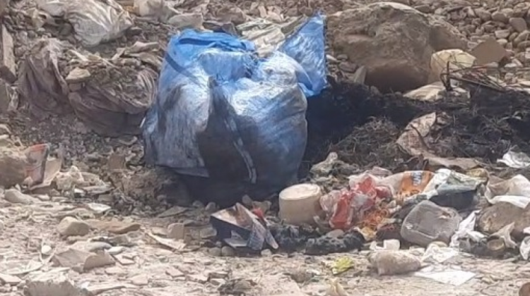 La bolsa de yute donde se encontró el cuerpo. Foto: Captura de video de Wara Noticias
