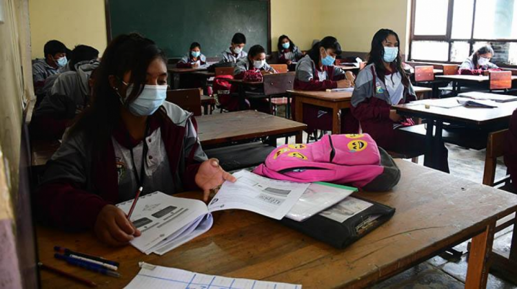 Escolares en clases presenciales con medidas de bioseguridad. Foto: Opinión