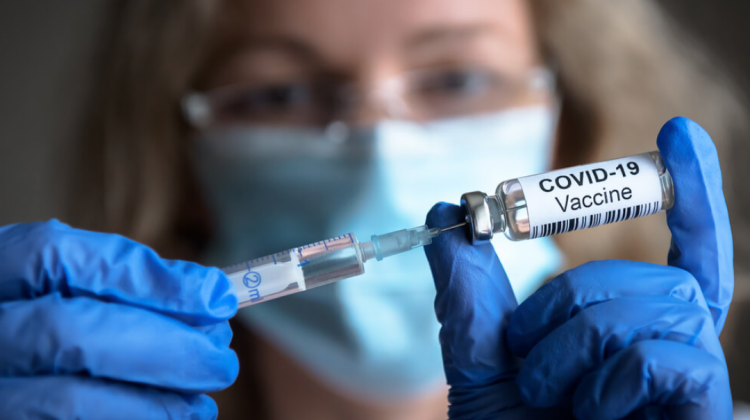 Las dosis comenzarán a distribuirse entre los estados y otras jurisdicciones que solicitaron por adelantado lotes de vacunas.