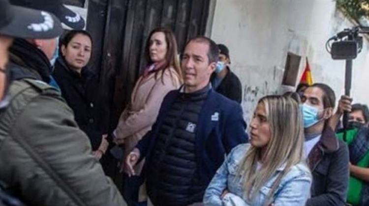 El diputado español Víctor González junto a Carolina Ribera en la puerta del penal de Miraflores. Foto: Unitel