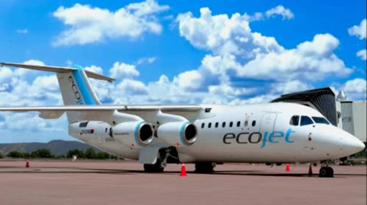 Imagen referencial de un avión de Ecojet. Foto: Erbol