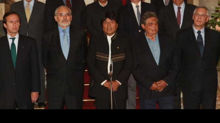 Expresidentes de Bolivia, de izquierda a derecha. Jorge Quiriga, Carlos Mesa, Evo Morales, Jaime Paz y Eduardo Rodríguez