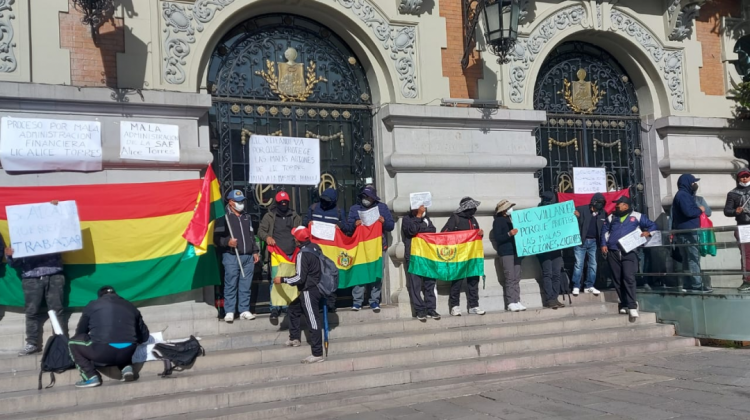 Exguardias municipales protestan en puertas del Palacio Consistorial. Foto: ANF.