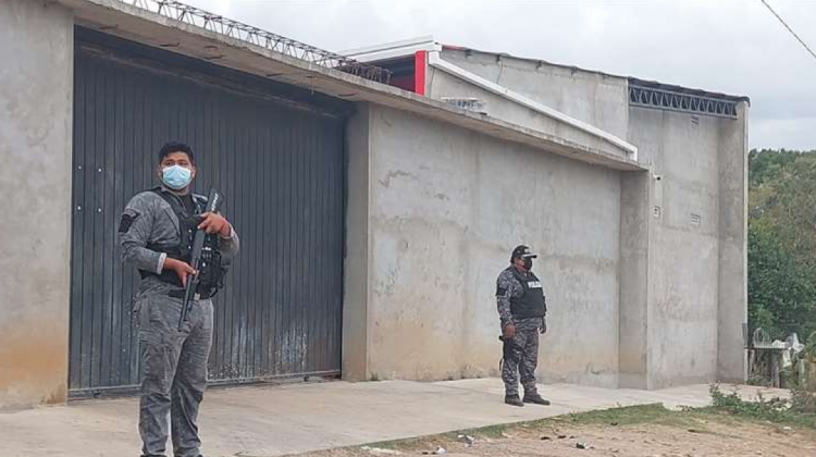 Efectivos custodian una vivienda con reporte de actividad sospechosa en la zona Los Batos. Foto: Jorge Ibáñez - El Deber