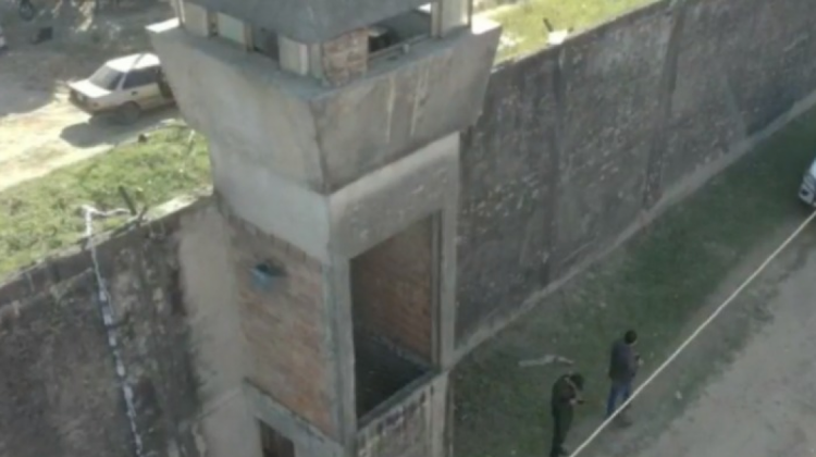 Los reos escaparon por un lado de una torre de vigilancia ayudados por una cuerda y una escalera. Foto: RRSS