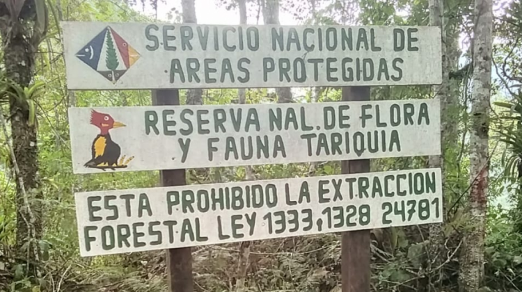 Letrero del SERNAP que define el territorio de la Reserva Nacional de Flora y Fauna Tariquía. Foto: J. Alfaro