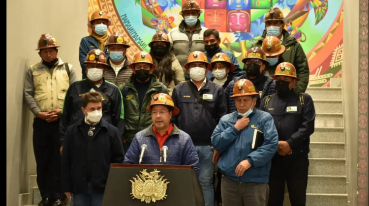 El presidente Luis Arce y los dirigentes de Ferreco La Paz. Foto: Ministerio de Minería.