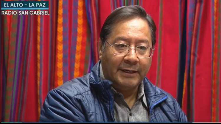 Luis Arce, presidente de Bolivia, en entrevista en Radio San Gabriel. Foto: Captura