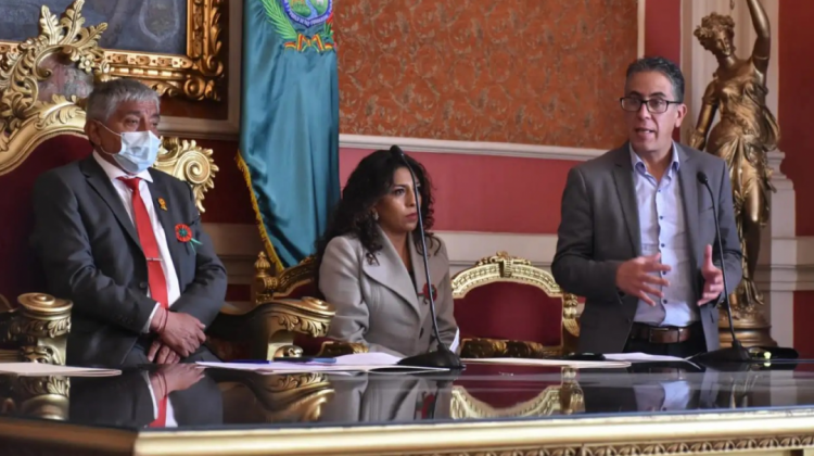 El alcalde Iván Arias junto a los secretarios Mónica Chuquimia y Marcelo Lorberg. Foto:AMUN