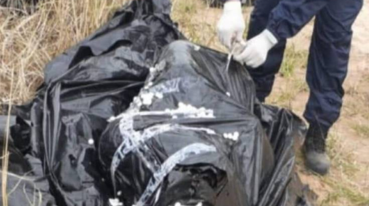 El cuerpo de Dorado fue envuelto en bolsas de plástico negro. Foto: Econoticias