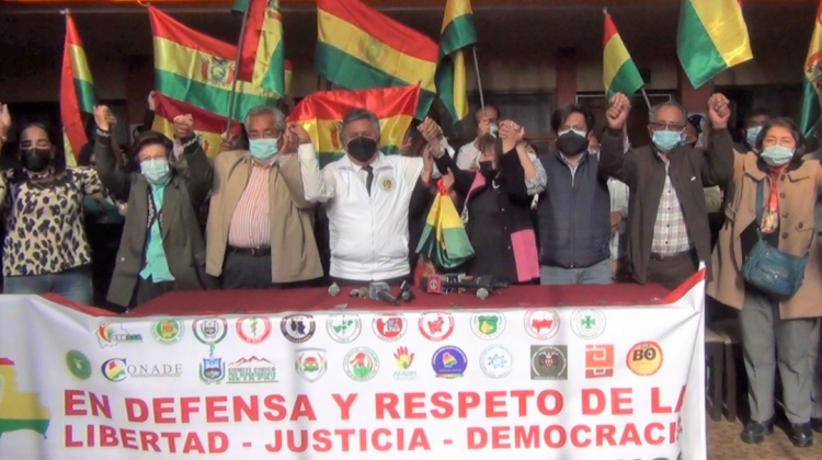 Luis Larrea junto a representantes de distintas organizaciones para protagonizar la marcha de este jueves. Foto: Colegio Médico de Bolivia.