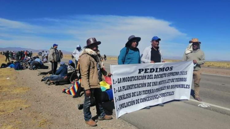 Marcha de los campesinos de la CSUTCB en el altiplano boliviano.