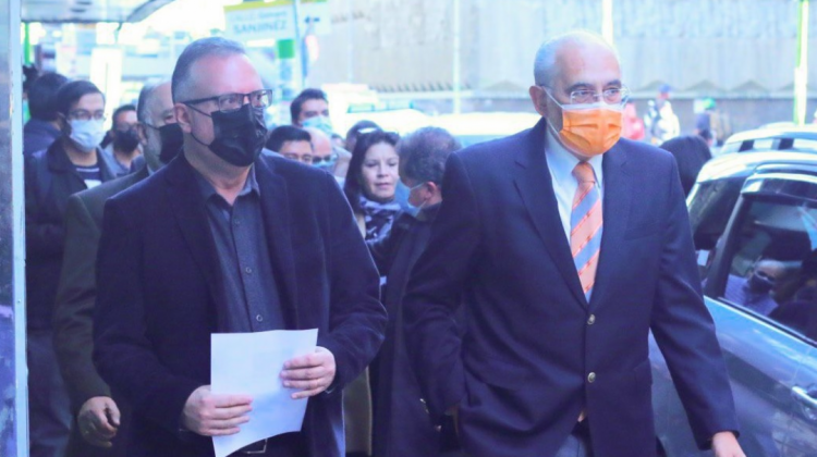 Carlos Alarcón y Carlos Mesa al llegar a la Fiscalía. Foto: CC